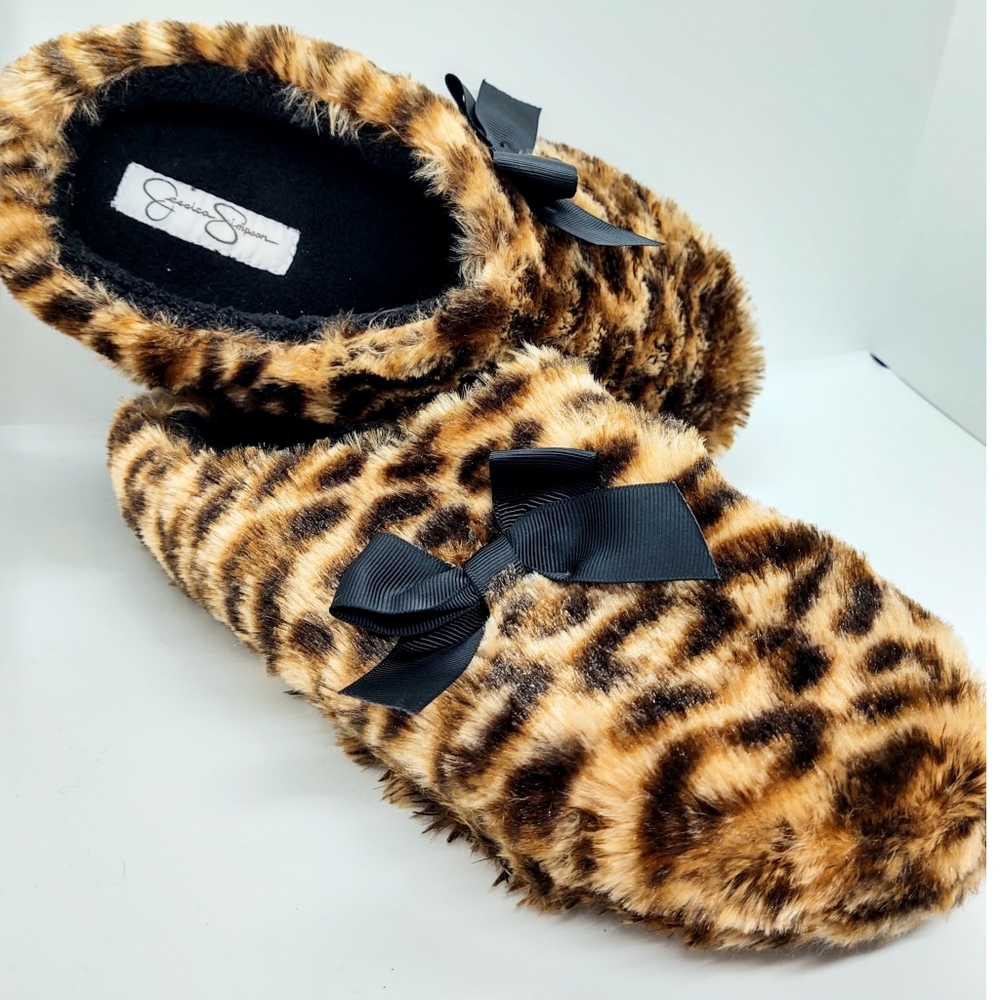 New w/o Tags Cheetah Soft Faux Fur Slippers